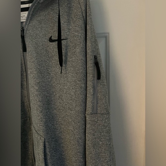 🆕 Nike Therma-Fit Gray Hoodie - Picture 2 of 4